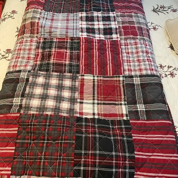 Holiday-Themed Patchwork Quilt - Picture 7 of 7